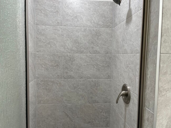 Building Photo - Beautiful newer Home!
