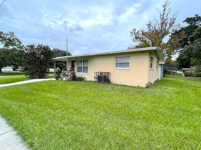 Foto del edificio - 2 Bedroom 1 bath home, close to bus stops ...