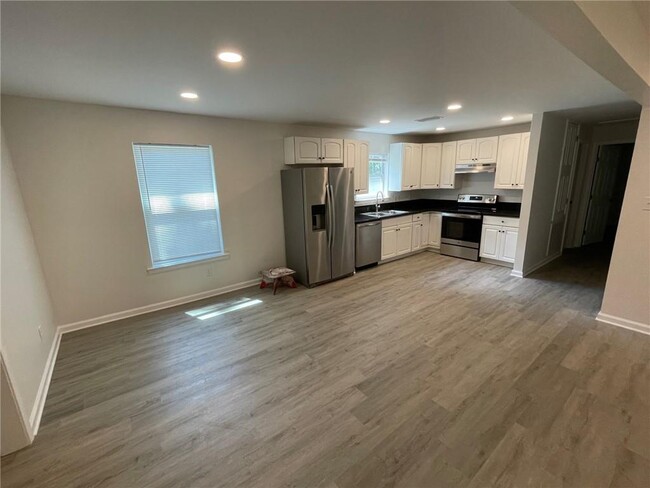 Building Photo - 3212 Riverside Dr