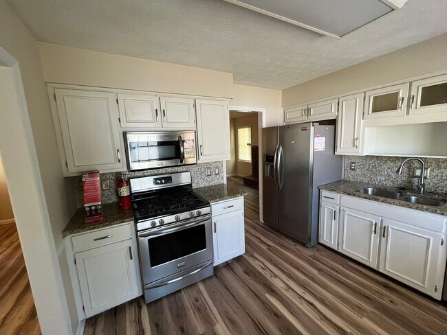 Building Photo - Hidden Gem in Holiday Park Subdivision!