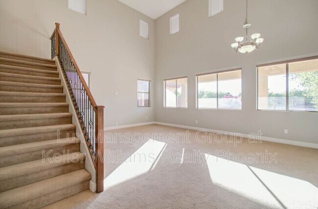 Building Photo - 2320 S Glen Dr