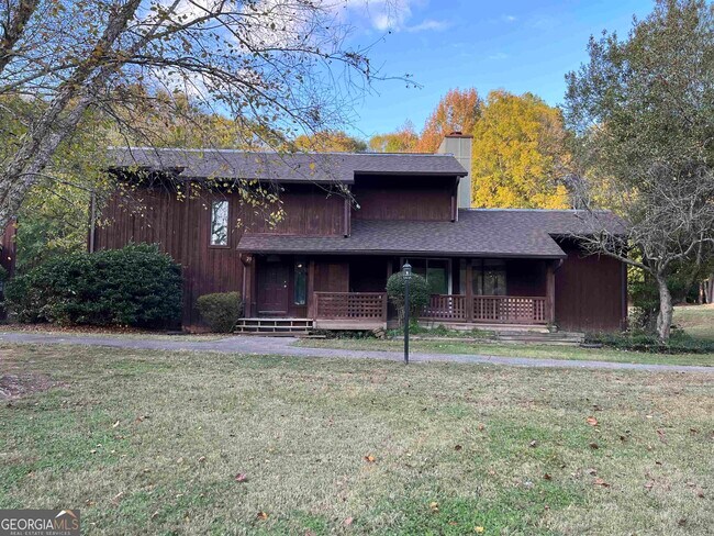 Building Photo - 20 Fairway Ln