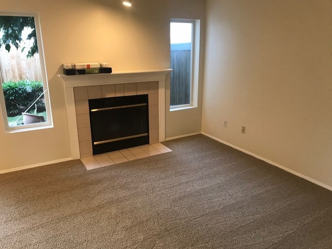 Building Photo - Large Mountlake Terrace Townhouse