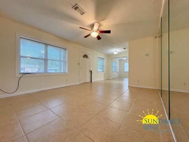 Building Photo - Charming 4-Bedroom Home in Fantastic Neigh...