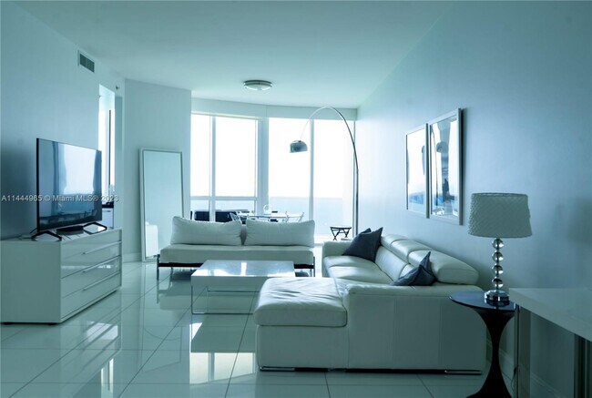Foto del edificio - 18201 Collins Ave
