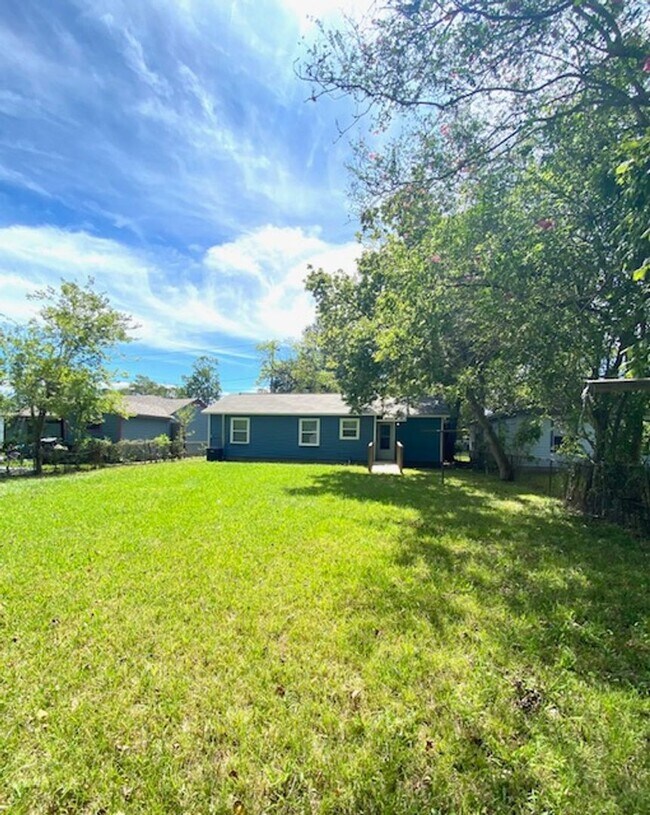 Building Photo - REMODELED 3 BEDROOM LEASE HOME