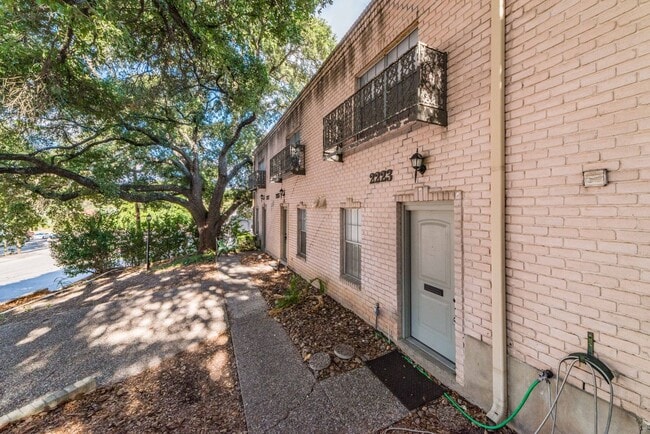 Building Photo - 2-BEDROOM CONDO AT VILLA TANGLEWOOD