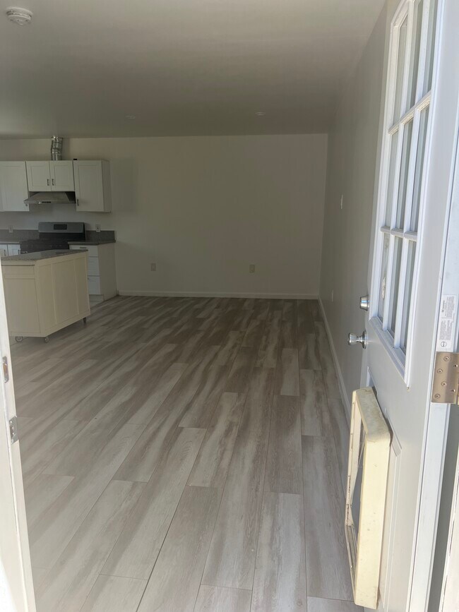 Foto del edificio - 7334 Enfield Ave