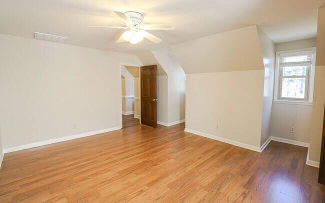 Building Photo - 809 Houndslake Dr
