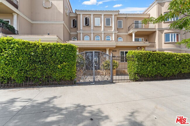 Foto del edificio - 4848 Wilshire Blvd