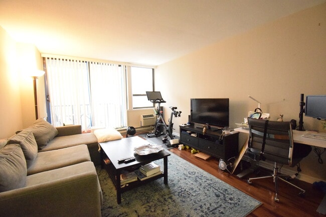 Foto del edificio - 2740 N Pine Grove Ave