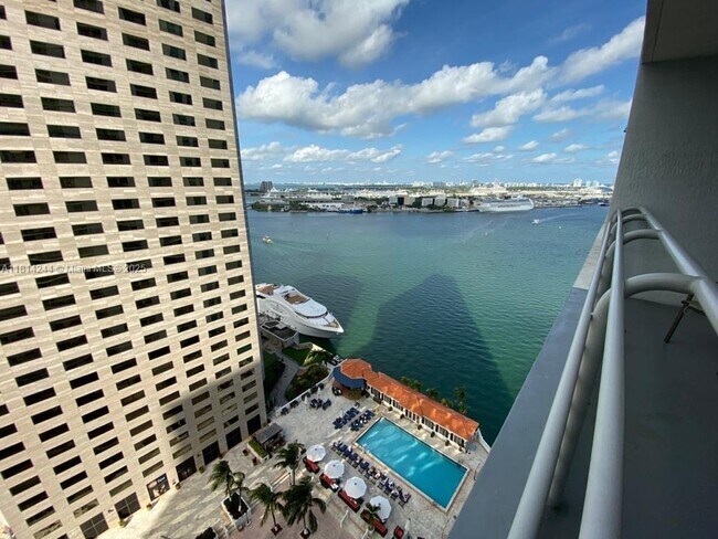 Foto del edificio - 335 S Biscayne Blvd