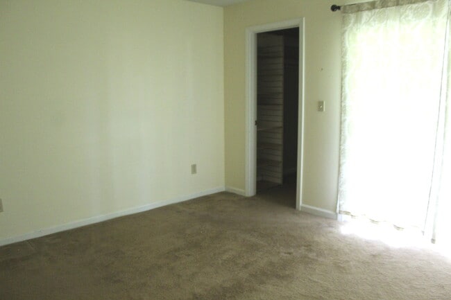 Building Photo - 21 Manorwood Dr