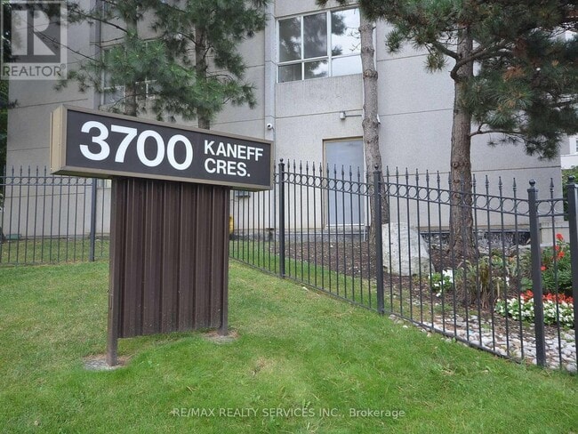 Building Photo - 3700 Kaneff Crescent