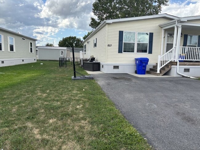 Building Photo - 827 Willowbrook Dr