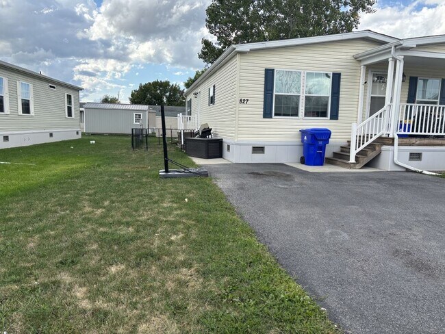 Foto del edificio - 827 Willowbrook Dr