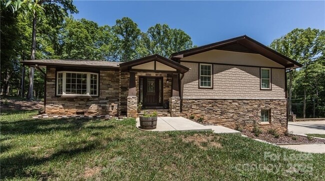 Building Photo - 8511 Viking Dr