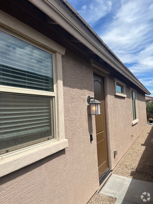 Building Photo - 2216 W Donner Dr