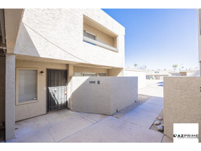 Building Photo - Charming 2/1.5 Phoenix Townhouse - Courtyard Views &amp; Mountain Backdrop!