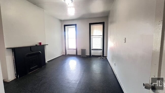 Building Photo - 444 Halsey St