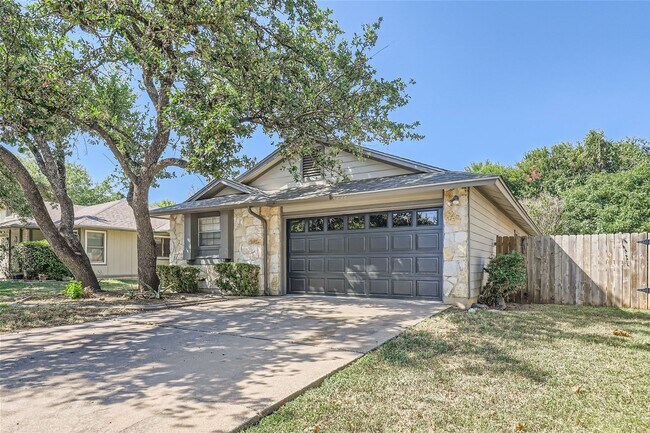Foto del edificio - Charming 3/2/2 with Private Fenced Backyard!