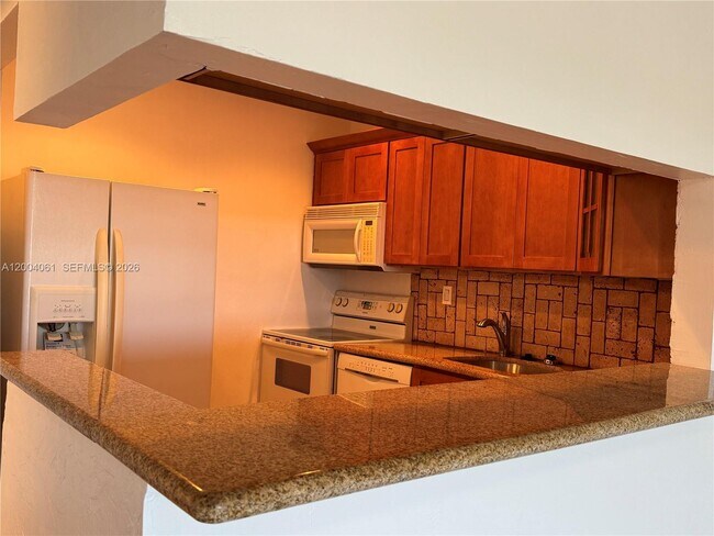 Foto del edificio - 2600 NE 135th St