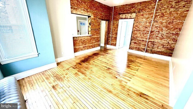 Building Photo - 525 Leverington Ave
