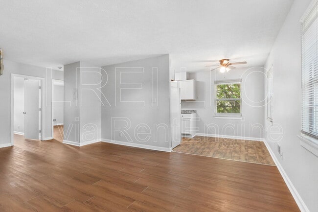 Foto del edificio - 4405 Landside Dr