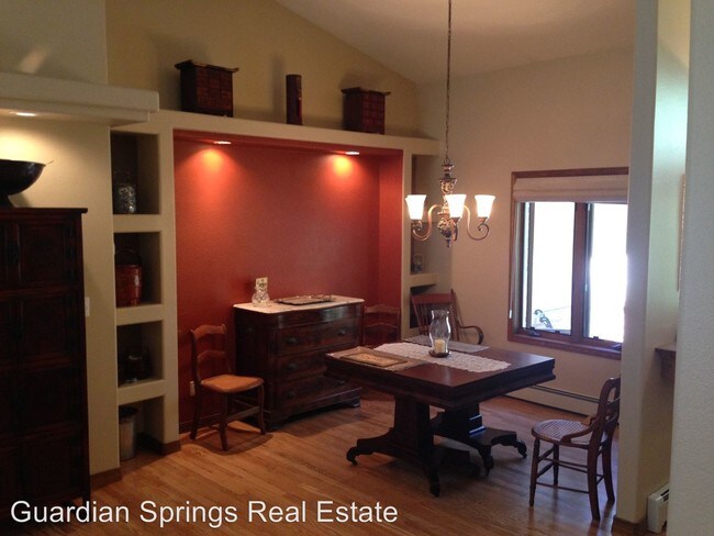 Foto del edificio - 215 Pinewood Loop