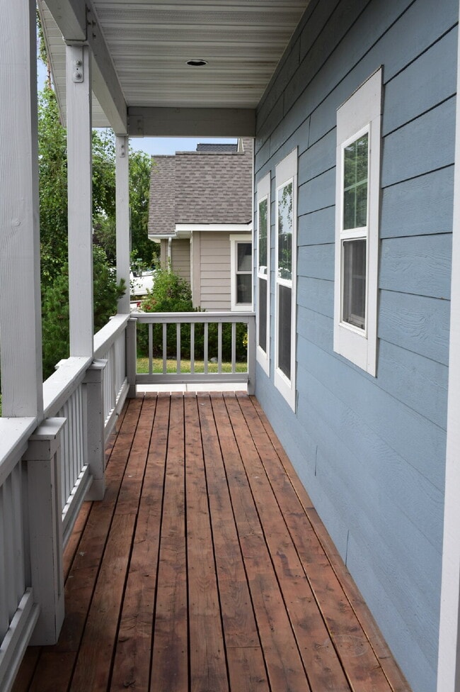 Building Photo - Beautifully Designed, Dog Friendly 3-Bedro...