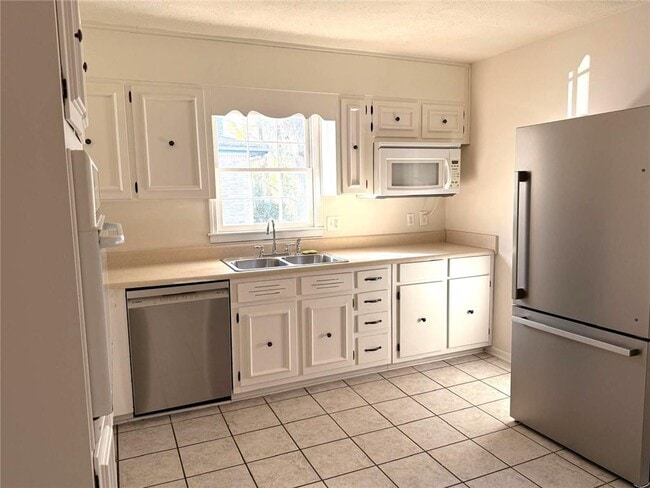 Building Photo - 4359 Parkview Dr