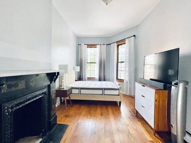 Building Photo - Furnished room/NOT APARTMENT