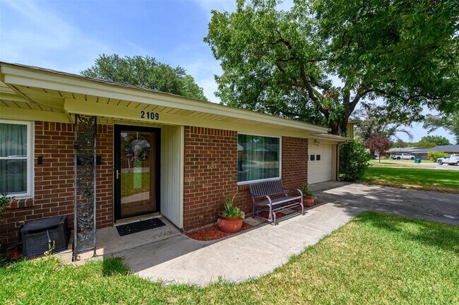 Foto del edificio - 2109 Barbell Ln