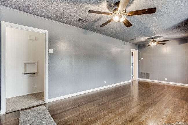 Foto del edificio - 1306 Oblate Dr