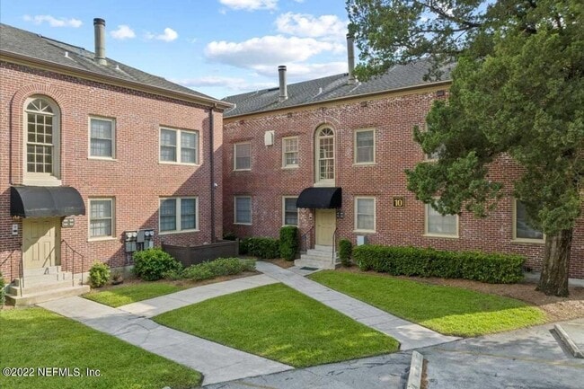 Building Photo - 842 Cedar St