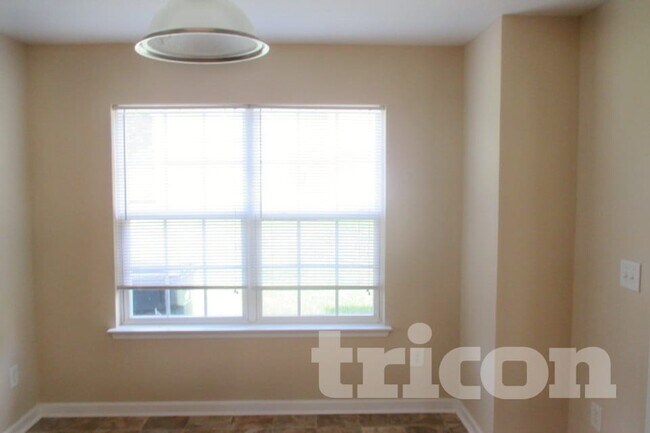 Foto del edificio - 7527 Hidden Creek Dr