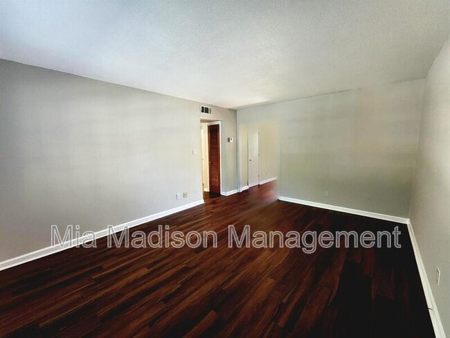 Building Photo - 4407 Caroline Dr