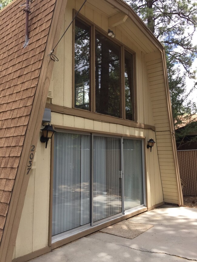 Building Photo - 2037 Fox Ln