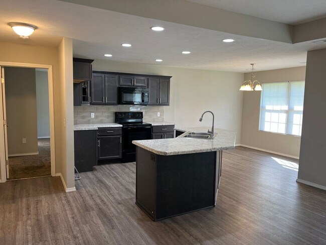 Building Photo - 4 bedroom, 2 bathroom, and a 3 car garage ...