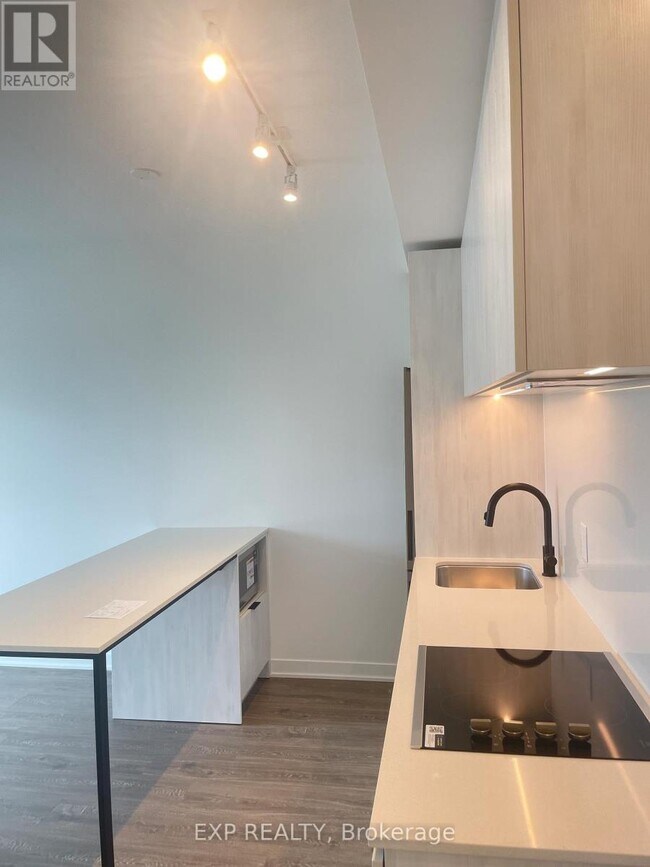 Photo du bâtiment - 2495 Eglinton Ave W