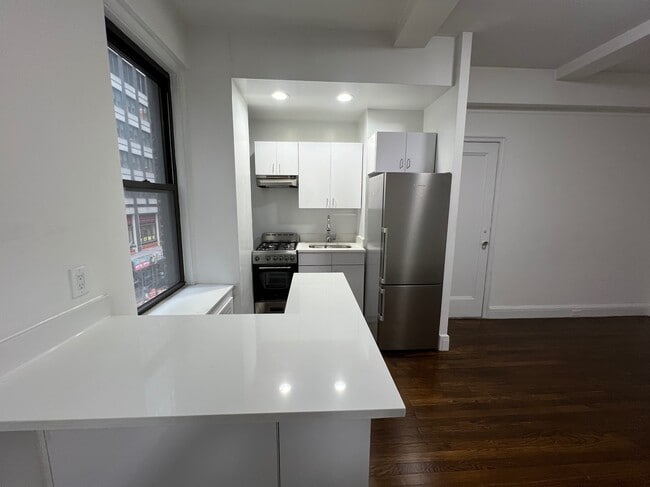 Building Photo - 140 E 46th St