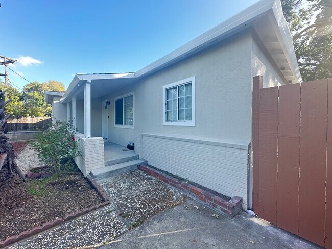 Building Photo - 2704 Crescent Dr
