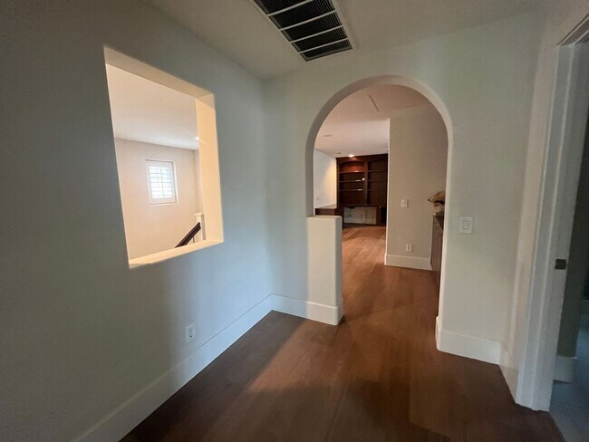Building Photo - Beautiful 3BD 2.5BA House located in Torre...