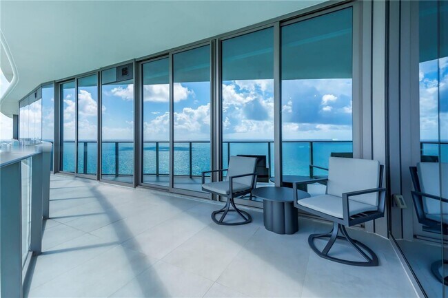 Foto del edificio - 15701 Collins Ave