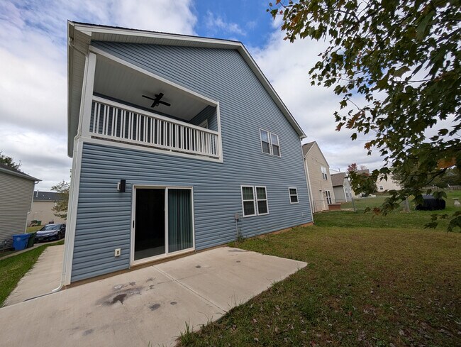 Foto del edificio - Room in House on Stone Mountain Dr