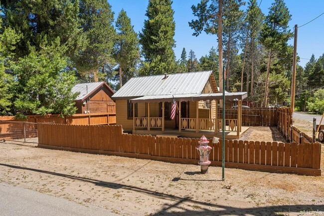 Foto del edificio - Cozy 2Bd Cabin! Available now for a 3-6 mo...