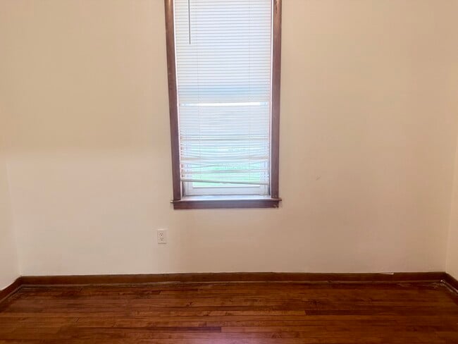 Foto del edificio - 1633 W 38th St