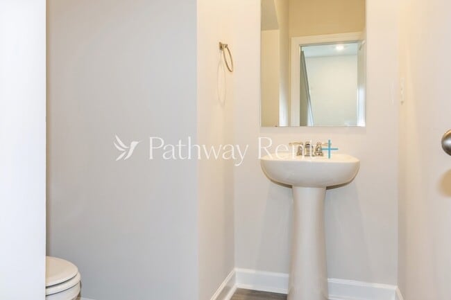 Building Photo - 3248 Quintana Dr