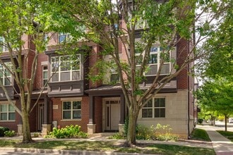 Building Photo - 726 Summit Ln