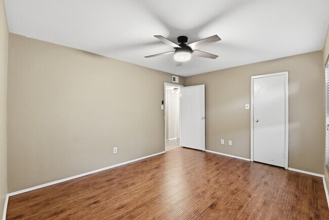 Foto del edificio - 12905 Woodforest Blvd